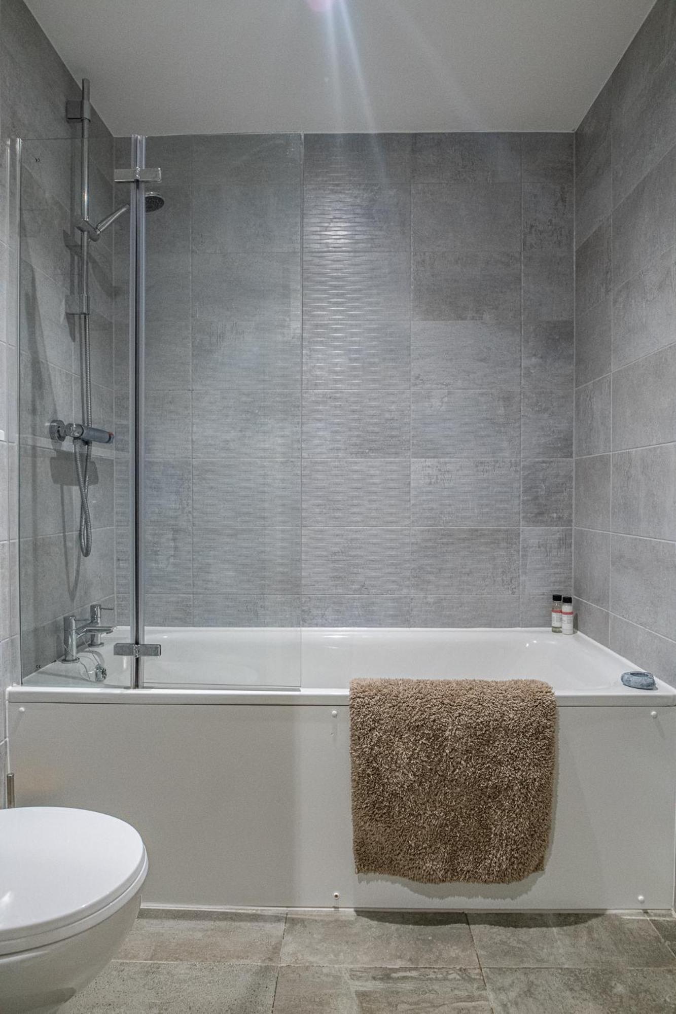 Modern And Spacious Apartment In Salford Quays Манчестер Екстер'єр фото